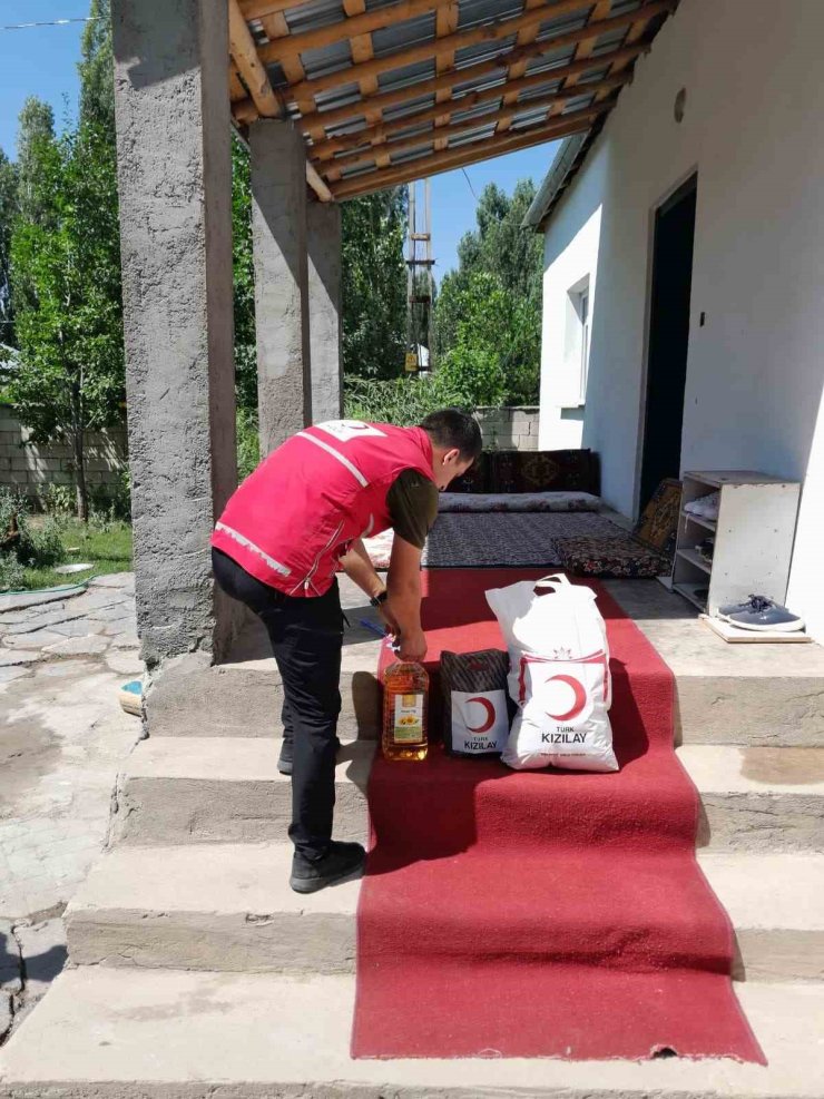 Patnos Kızılay Şubesi ihtiyaç sahiplerinin yanında