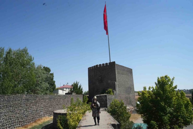 Alparslan kıyafeti ile Malazgirt’i gezen Hasan Keskin, "Malazgirtli çocuklar bana Alparslan dede diye sesleniyor"