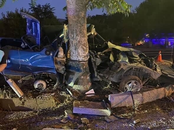 Ağaca çarpan Fiat Tofaş araç hurdaya döndü: 1 ağır yaralı