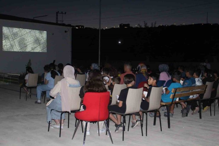 Palu’da çocuklara sinema keyfi