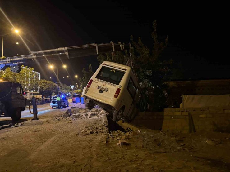 Iğdır’da kaza yapan yolcu minibüsü bahçe duvarında asılı kaldı