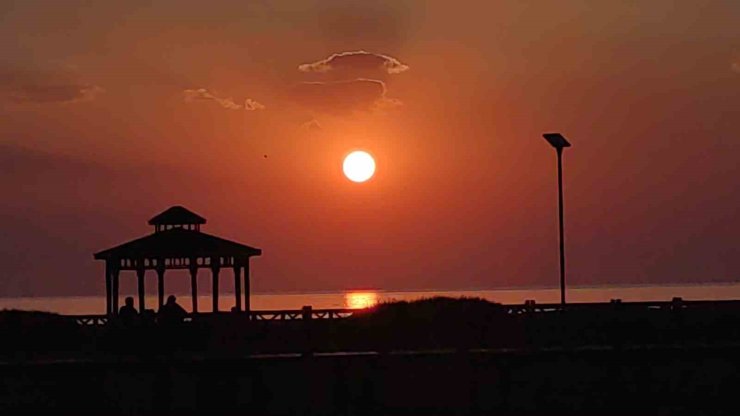 Gün batımı Van Gölü’nde seyirlik bir güzellik sunuyor