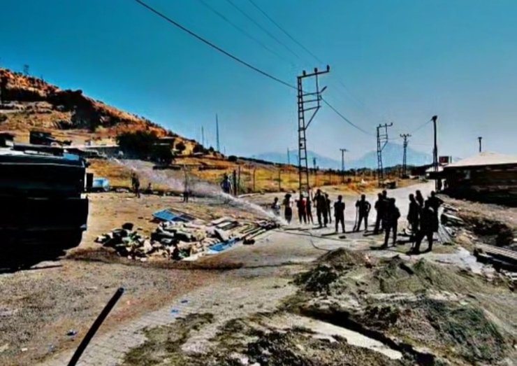 Derecik’te askeri TOMA vatandaşlara su desteği verdi