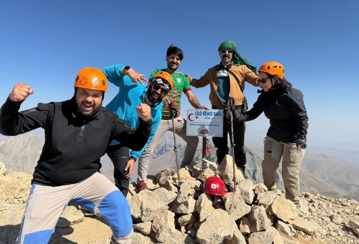 Türkiye’nin ikinci yüksek noktasında nefes kesen zirve tırmanışı