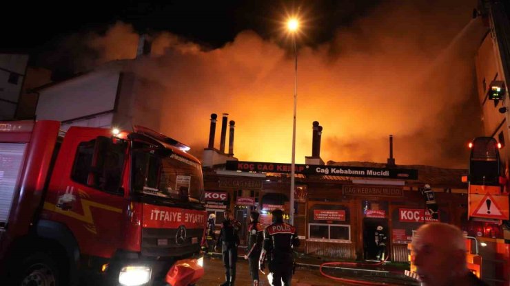 Erzurum’da cağ kebabı dükkanlarında çıkan yangın evlere ve otele sıçradı