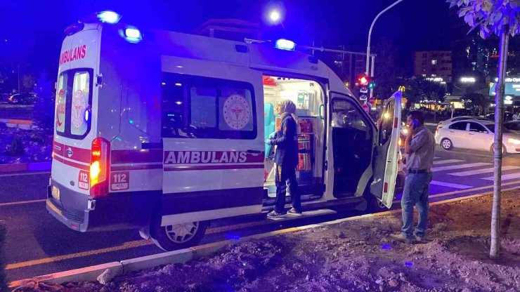 Elazığ’da ambulans otomobille çarpıştı: 3 yaralı