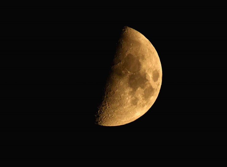 Ahlat’ta yarım ay manzarası mest etti