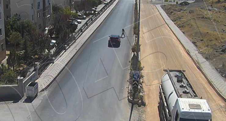 Elazığ’da aracın çarptığı kadın 19 gündür yaşam savaşı veriyor: Kaza anı kamerada