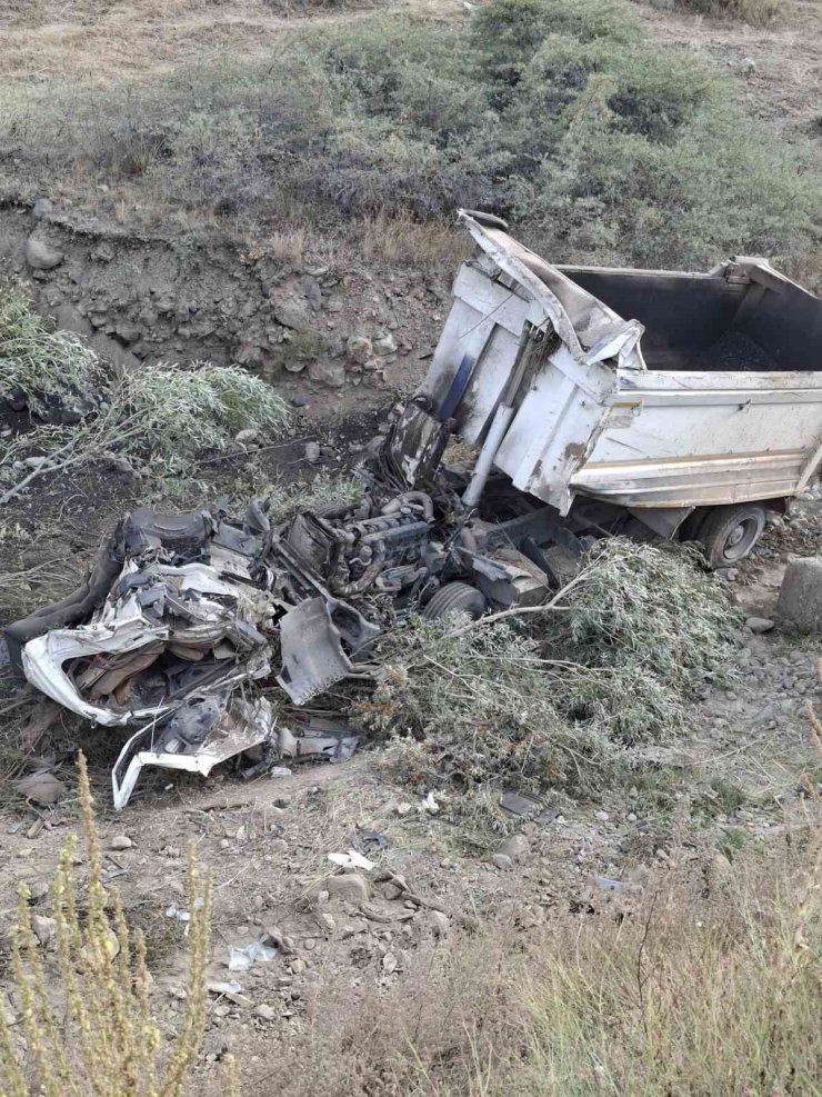 Kamyon şarampole uçtu: Sürücü ağır yaralı