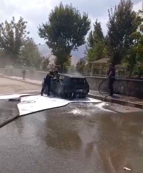 Muş’ta park halindeki otomobil alev aldı