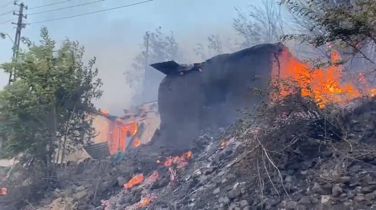 Tunceli’de yangın: Evler ve ağaçlık alan alevlere teslim oldu
