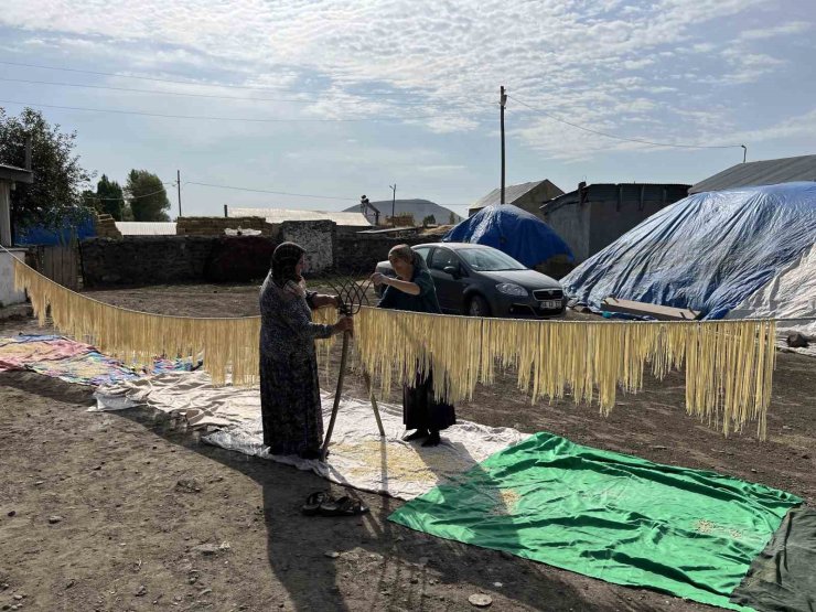 Kars’ta köylü kadınlar imece usulü erişte kesiyor