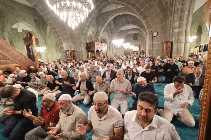 Erzurum’da Mevlid Kandili coşkusu yaşandı