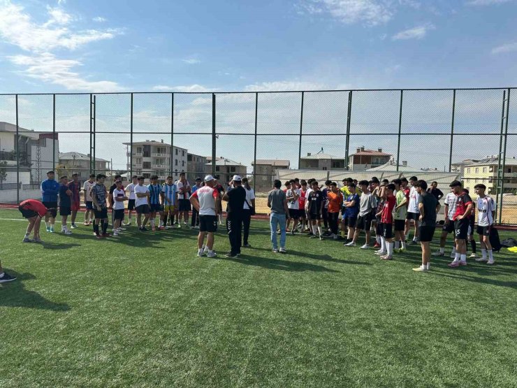 Van Büyükşehir Belediyespor futbolcu seçmelerine yoğun ilgi