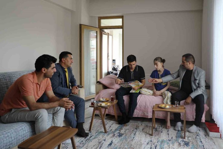 Kaymakam Güzel, evde eğitim gören öğrenciyle bir araya geldi