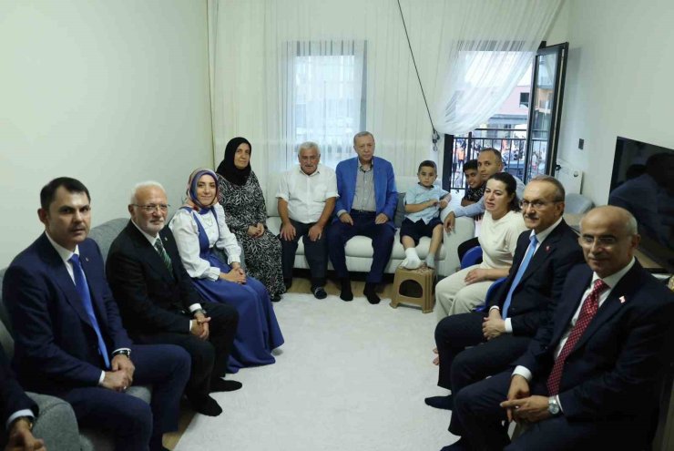Cumhurbaşkanı Erdoğan, Malatya’da depremzede bir aileyi ziyaret etti