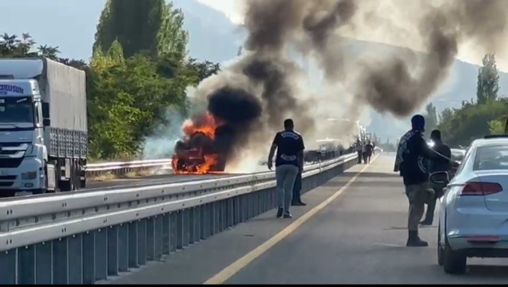 Elazığ’da seyir halindeki otomobil alev aldı