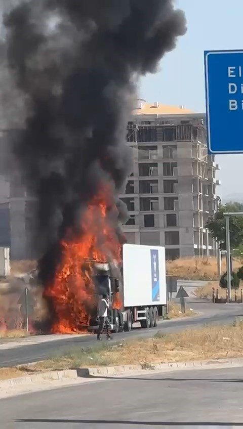 Elazığ’da tır alevlere teslim oldu