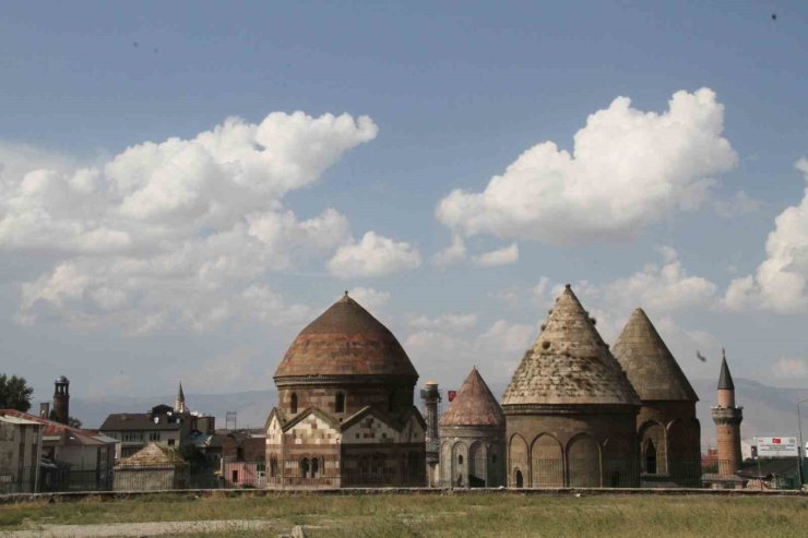 Her kemerde bir dua, her kubbede bir umut