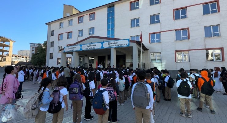 Yüksekova’da yeni dönem başladı: Okullar öğrenci sesleriyle yankılandı