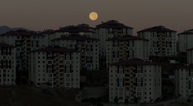 Yüksekova’da dolunay görsel şölen yaşattı
