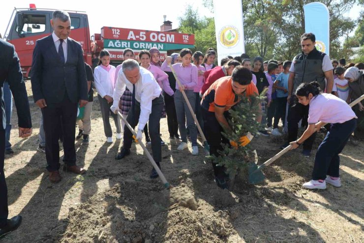 Ağrı Milli Eğitim Müdürü Kökrek, öğrencilerle birlikte ‘Yeşil Vatan’ için fidan dikti