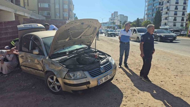 Elazığ’da otomobil ile kamyon çarpıştı