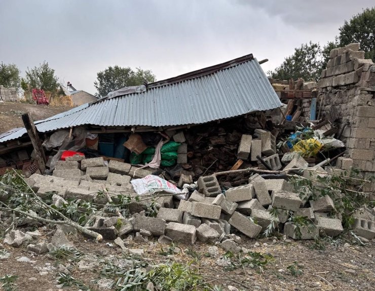 Ağrı’da fırtına çatıları uçurdu, evler ve ahırlar zarar gördü