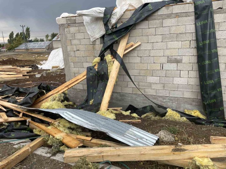 Ağrı’da fırtına çatıları uçurdu: 74 yapı zarar gördü