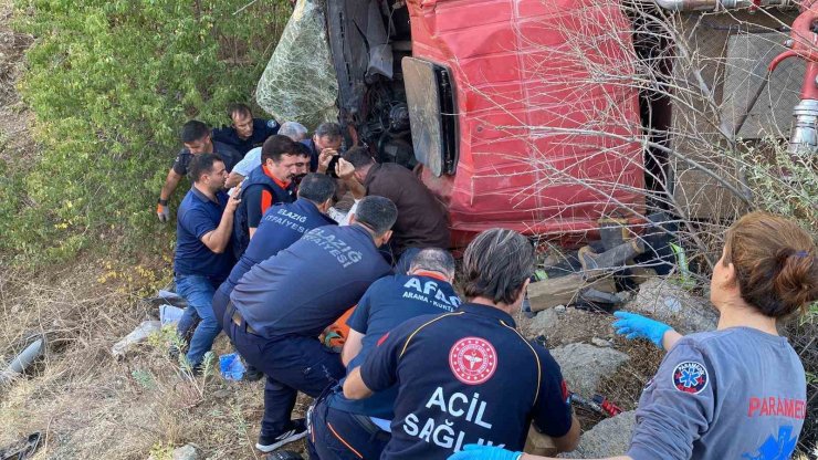 Yangına giden itfaiye aracı şarampole yuvarlandı: 2 itfaiye eri yaralı