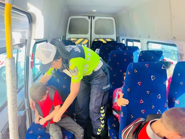 Jandarma okul servis araçlarını denetledi