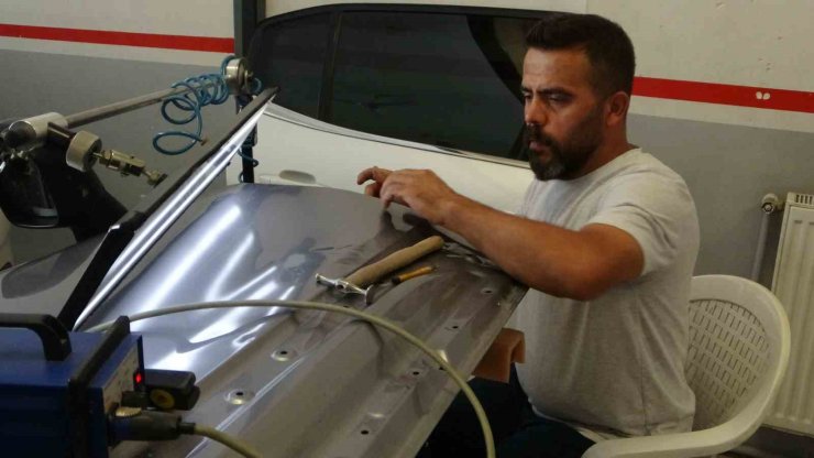 Kaporta ustası torpil ve balonla göçük düzeltiyor