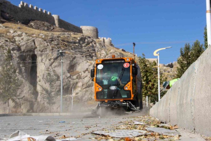Van Büyükşehir Belediyesinden kapsamlı park temizliği