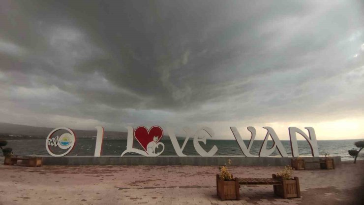 Van’da dolu ve sağanak etkili oldu: Van Gölü’nde dalgalar yükseldi