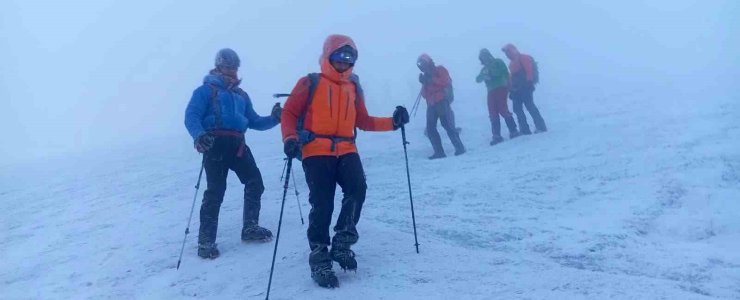 Ağrı Dağı’nda kar ve fırtına, dağcılara zorlu anlar yaşattı