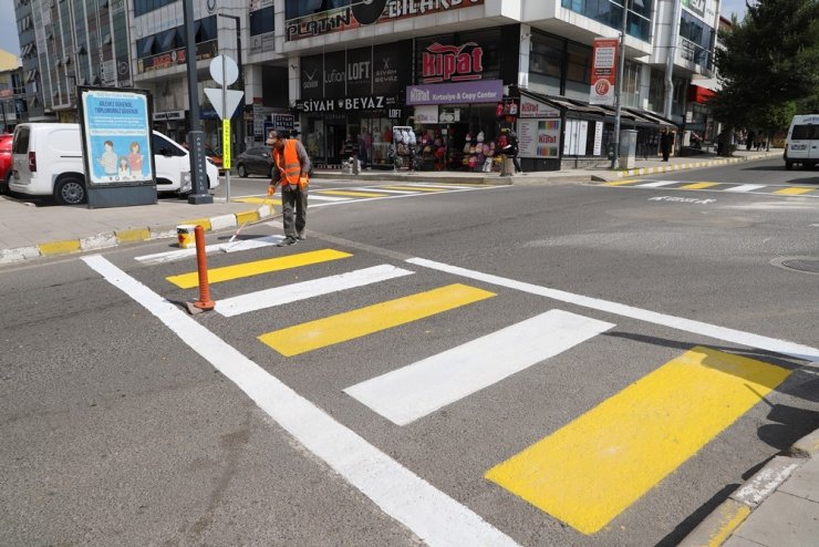 Belediye ekipleri yaya geçidi çizgilerini yeniledi