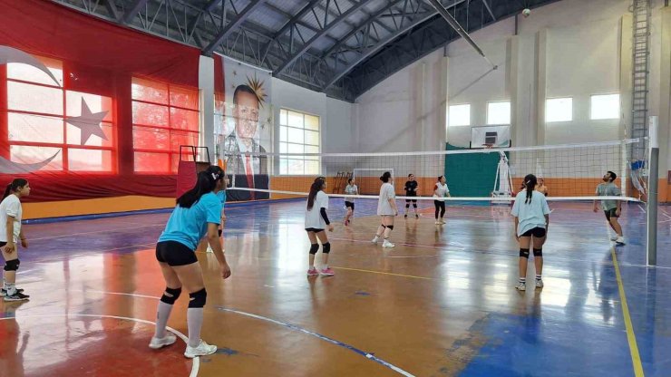 Bulanık’ta voleybol antrenmanlarına yoğun ilgi