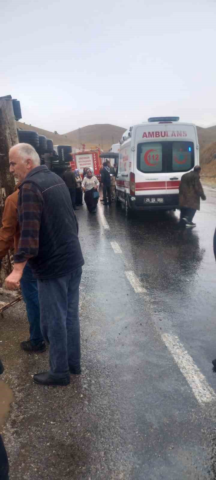 İspir’de koyun yüklü tır devrildi: Can pazarı yaşandı