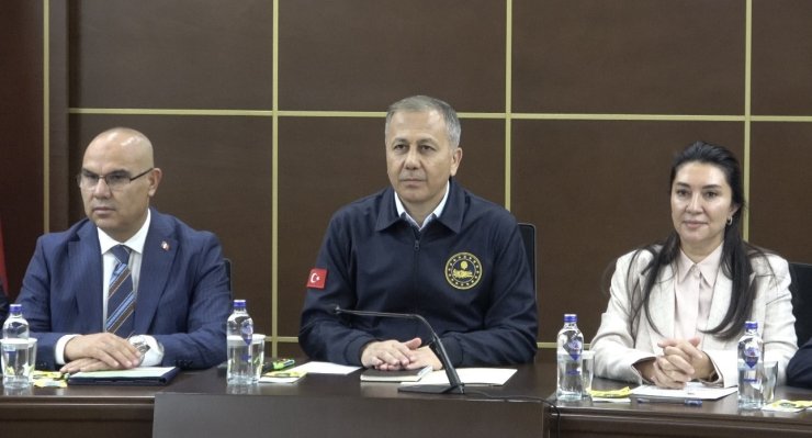 İçişleri Bakanı Yerlikaya Ağrı’da STK temsilcileriyle buluştu