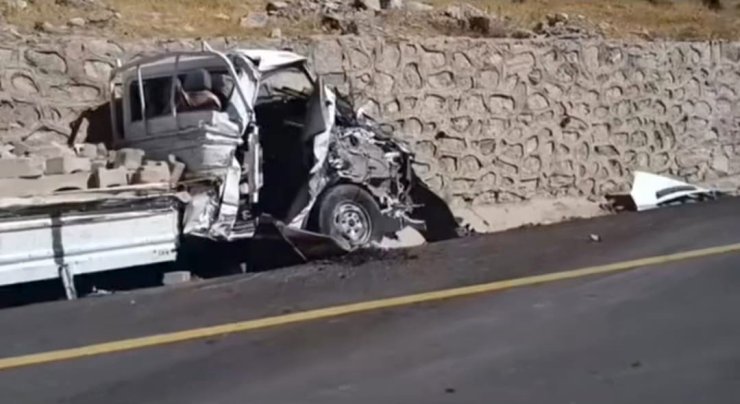 Freni boşalan park halindeki tır, park halindeki kamyoneti hurdaya çevirdi