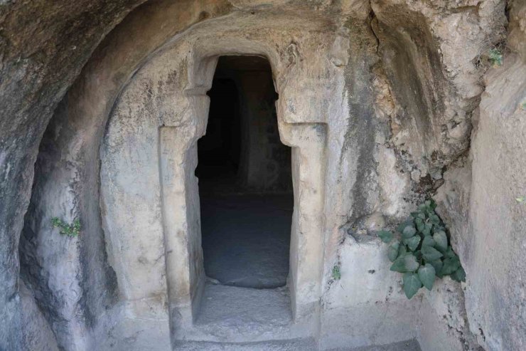 Urartu valilerine ait kaya mezarı, bir ana salon ve 3 yan odasıyla dikkat çekiyor