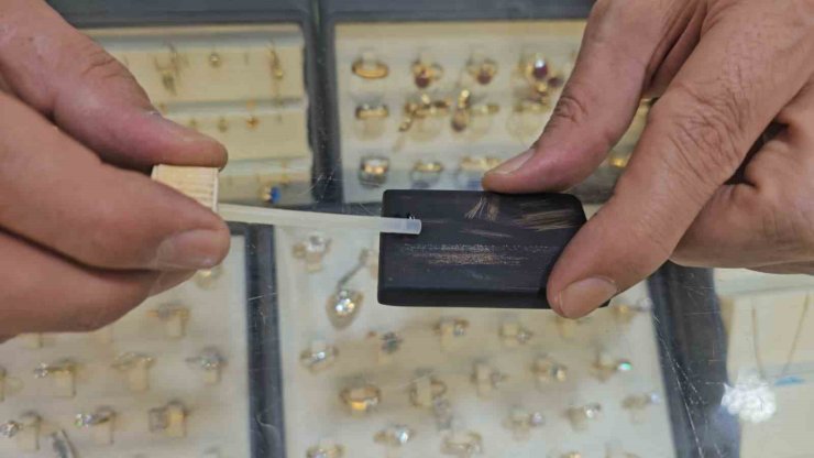 Elazığ’da kuyumculardan sahte altına karşı mihenk taşlı önlem