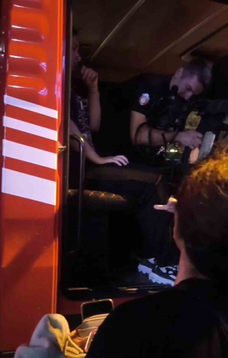 Elazığ’da asansörde mahsur kalan astım hastası öğrencilere itfaiyeden oksijen tüpüyle destek