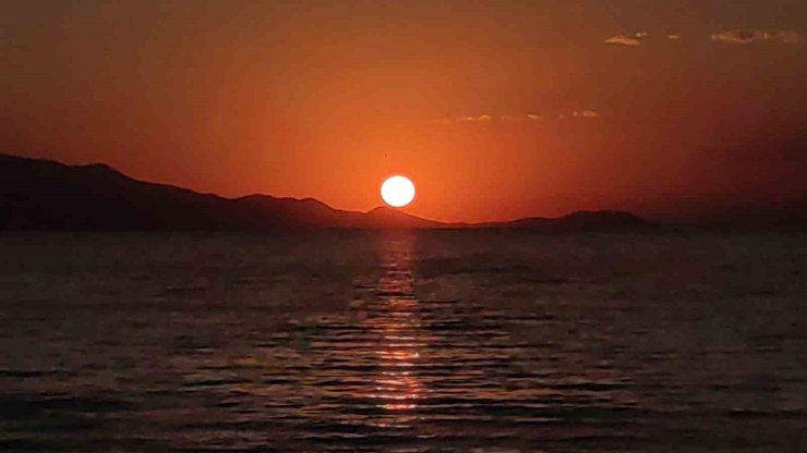 Van Gölü’nde gün batımı kartpostallık manzaralar oluşturdu