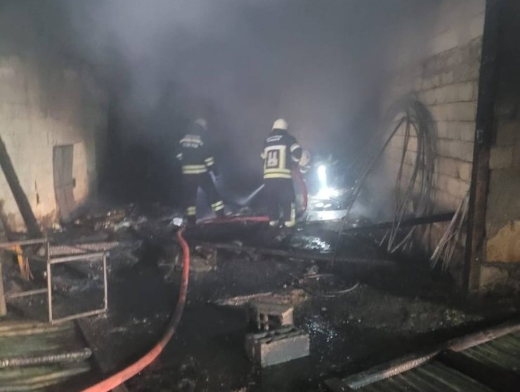 Kopan elektrik kablosu depoyu kül etti