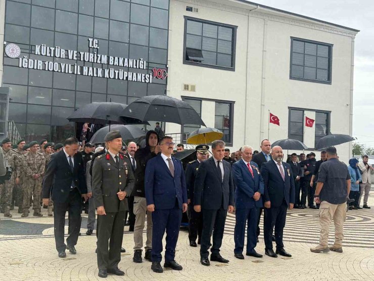 Valiye şemsiye var, gazilere yok