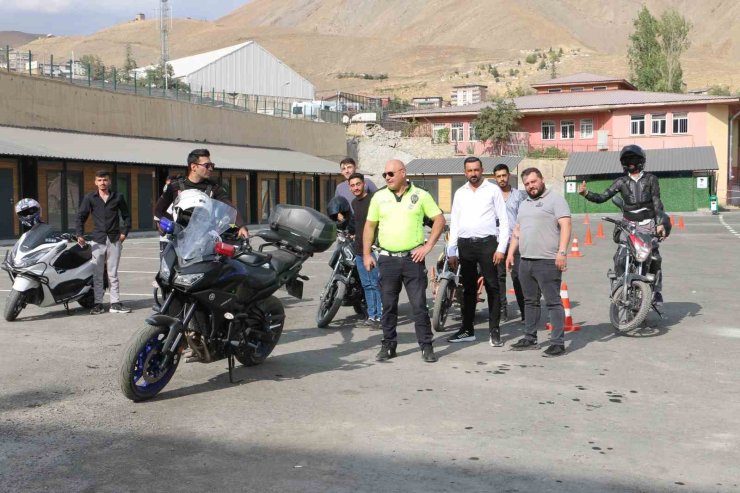 Hakkari polisinden motosiklet kullanıcılarına güvenli sürüş eğitimi