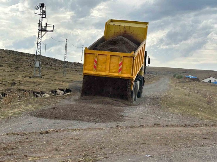 Susuz’da köy yollarının yapımı sürüyor