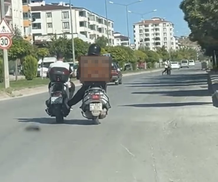 Benzini biten motosikleti ayağıyla itti
