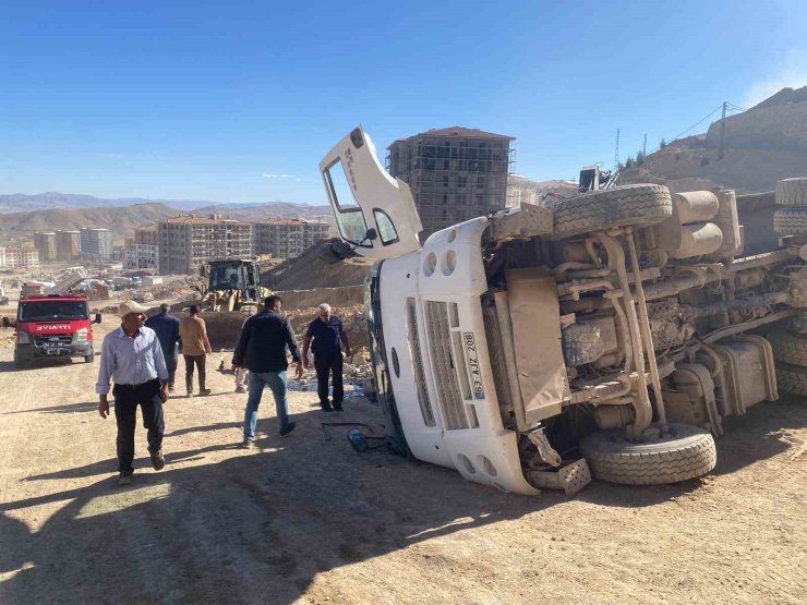 Şantiye de kontrolden çıkan hafriyat kamyonu devrildi: 1 yaralı